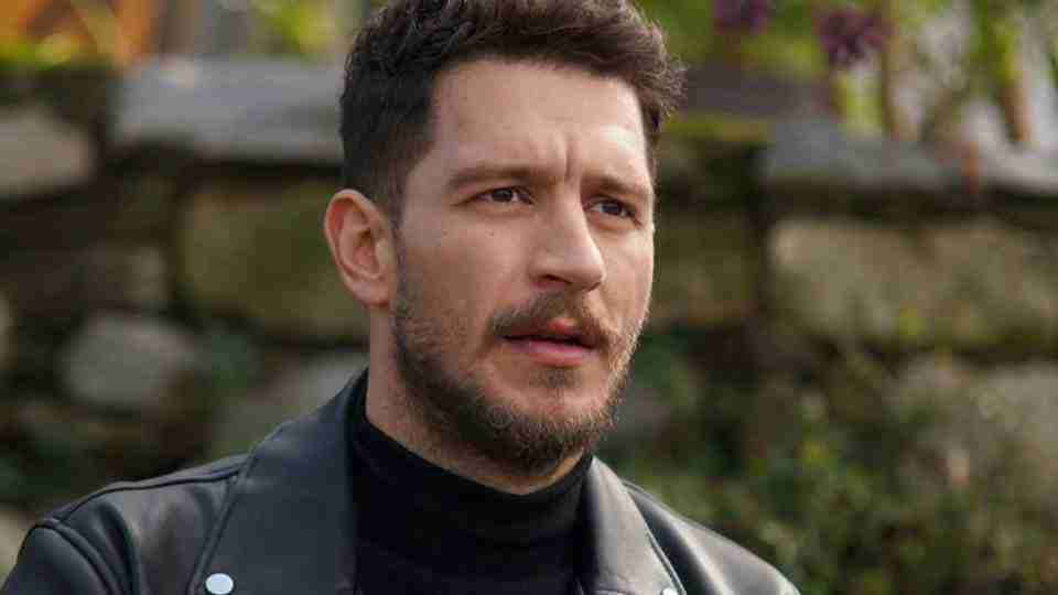 Sevgilisinin sergisi için kamera karşısına geçen Uraz Kaygılaroğlu, pozlarından dolayı linç ediliyor 